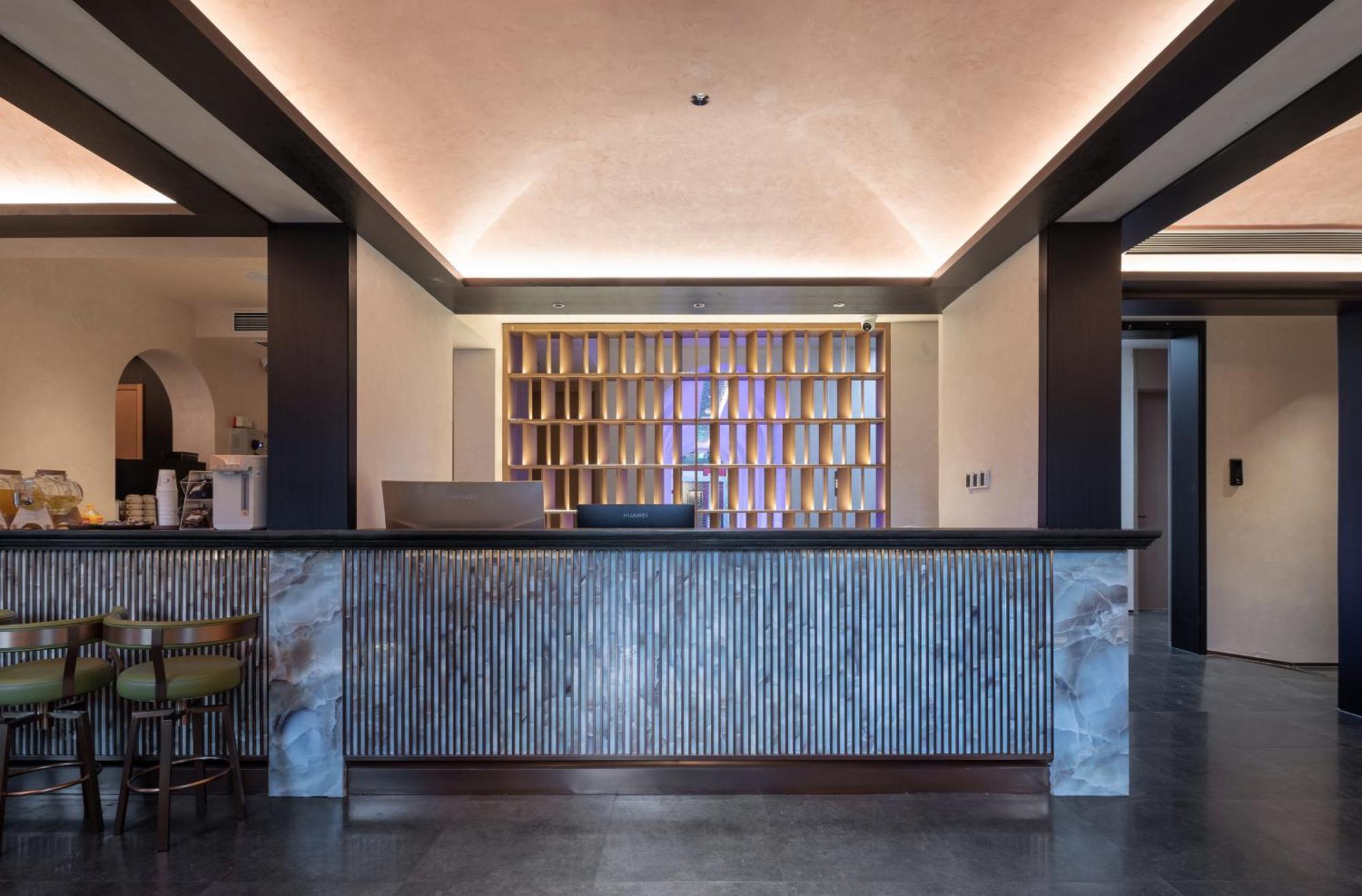 Hotel Happy Dragon Courtyard- Newly Renovated With French Windows, Near Tian'anmen Forbidden City,lama Temple And Heaven Temple, 3minutes Walk From Subway,fluent Speaking With Tourist Sights Tickets Service ,free Coffee &laundry Service Pequim