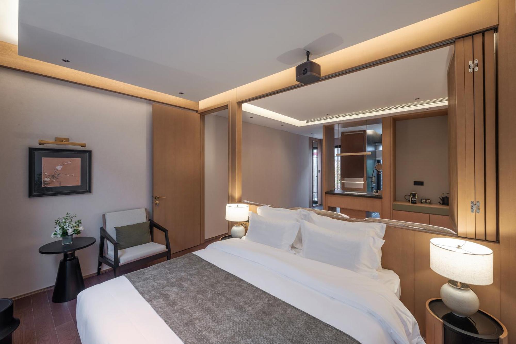 Hotel Happy Dragon Courtyard- Newly Renovated With French Windows, Near Tian'anmen Forbidden City,lama Temple And Heaven Temple, 3minutes Walk From Subway,fluent Speaking With Tourist Sights Tickets Service ,free Coffee &laundry Service 5*
