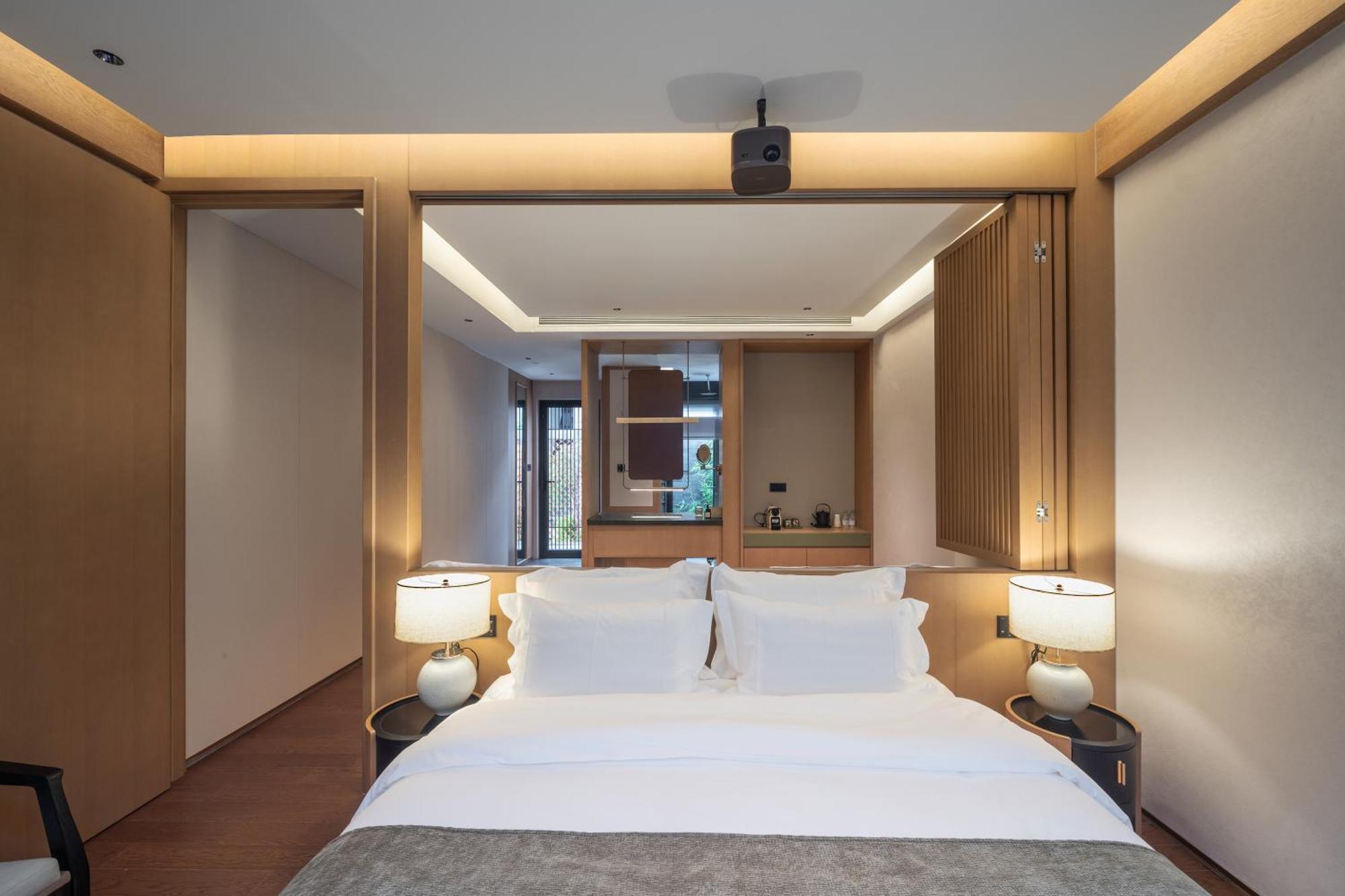 Hotel Happy Dragon Courtyard- Newly Renovated With French Windows, Near Tian'anmen Forbidden City,lama Temple And Heaven Temple, 3minutes Walk From Subway,fluent Speaking With Tourist Sights Tickets Service ,free Coffee &laundry Service Peking (Beijing)
