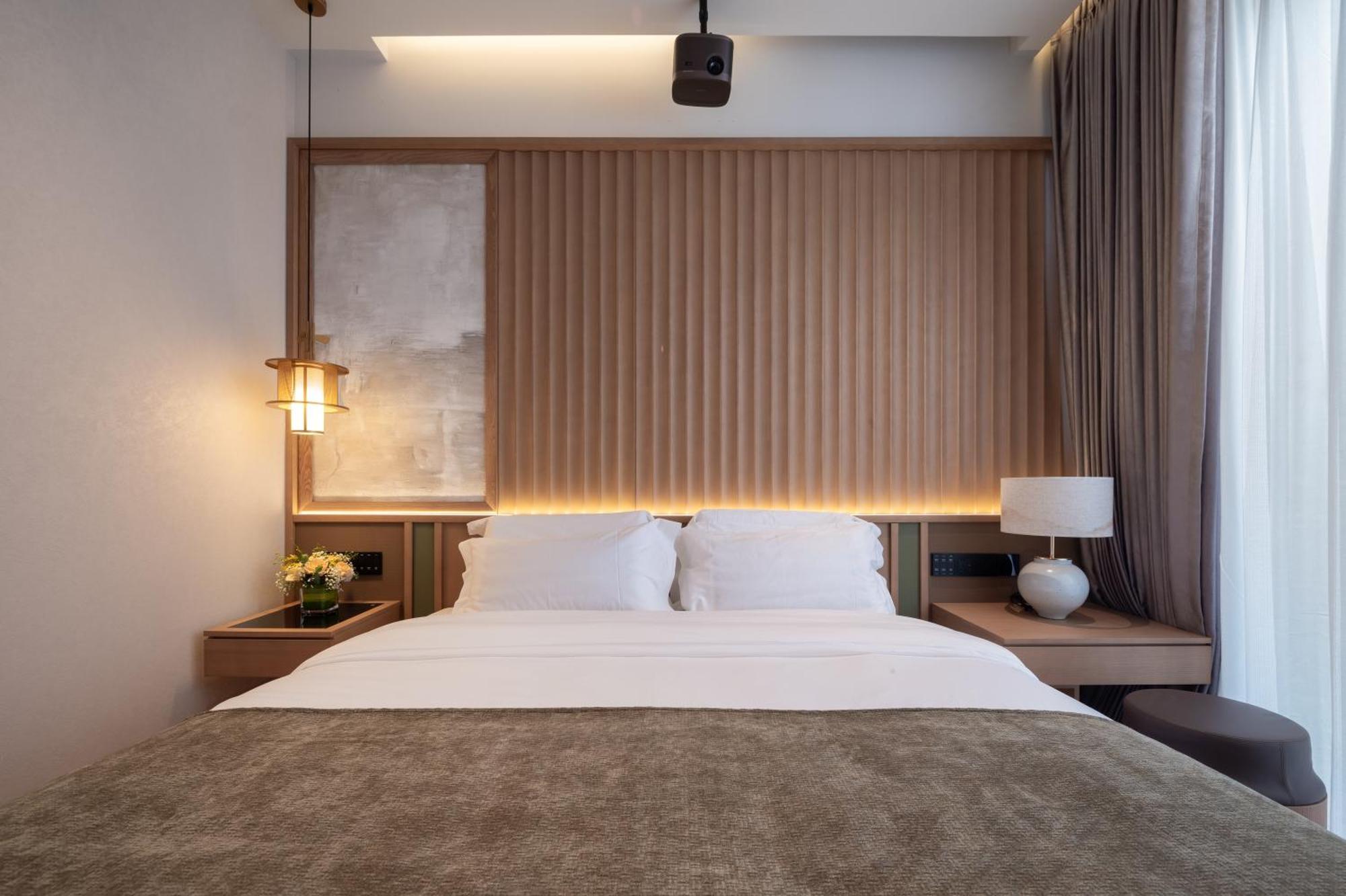 Happy Dragon Courtyard- Newly Renovated With French Windows, Near Tian'anmen Forbidden City,lama Temple And Heaven Temple, 3minutes Walk From Subway,fluent Speaking With Tourist Sights Tickets Service ,free Coffee &laundry Service Peking (Beijing)
