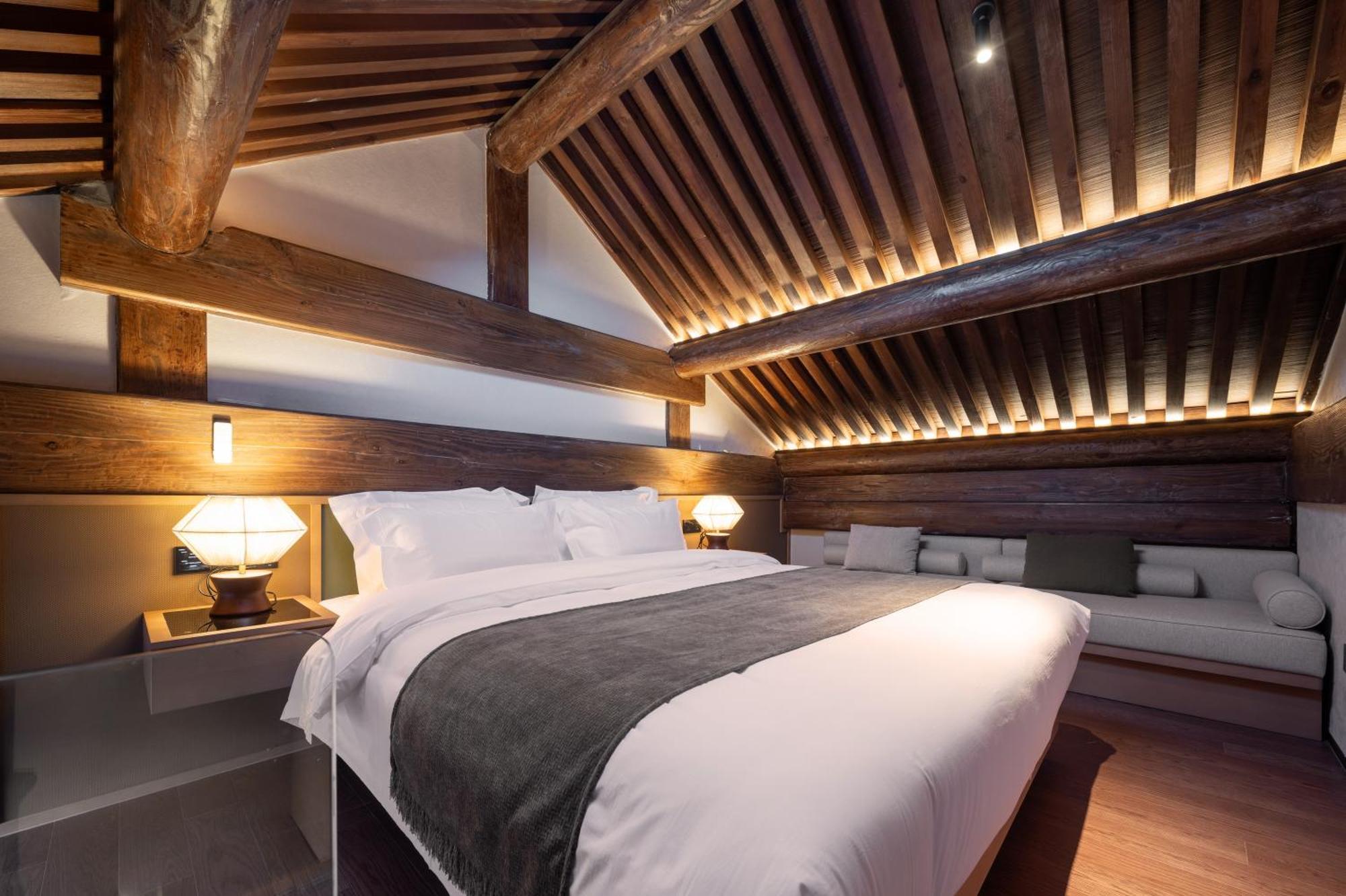 Happy Dragon Courtyard- Newly Renovated With French Windows, Near Tian'anmen Forbidden City,lama Temple And Heaven Temple, 3minutes Walk From Subway,fluent Speaking With Tourist Sights Tickets Service ,free Coffee &laundry Service Hotel 5*