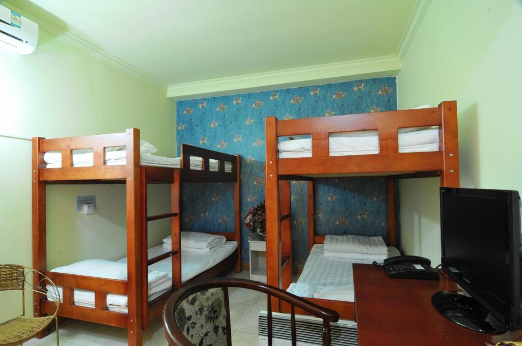 Hotel Happy Dragon Courtyard- Newly Renovated With French Windows, Near Tian'anmen Forbidden City,lama Temple And Heaven Temple, 3minutes Walk From Subway,fluent Speaking With Tourist Sights Tickets Service ,free Coffee &laundry Service Beijing