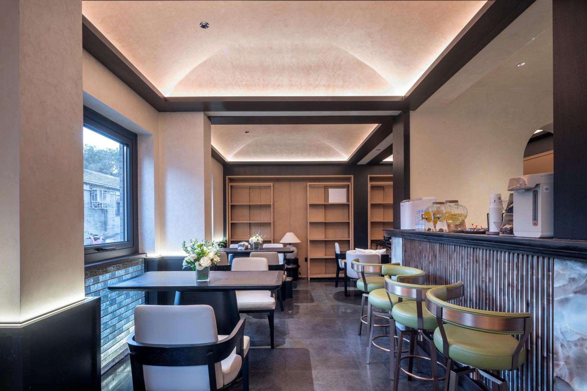 Hotel Happy Dragon Courtyard- Newly Renovated With French Windows, Near Tian'anmen Forbidden City,lama Temple And Heaven Temple, 3minutes Walk From Subway,fluent Speaking With Tourist Sights Tickets Service ,free Coffee &laundry Service 5*