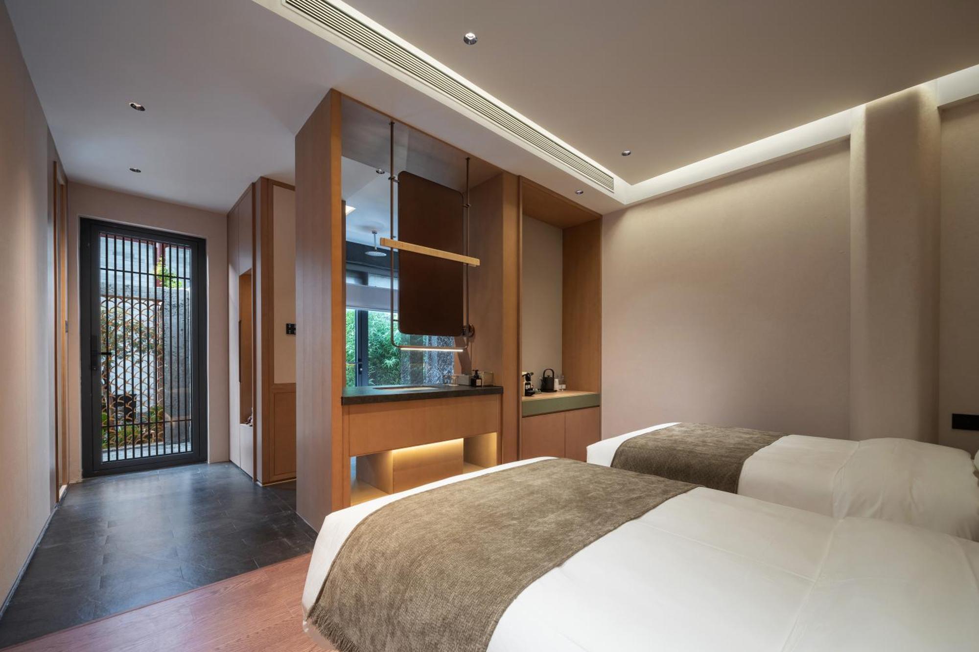 Happy Dragon Courtyard- Newly Renovated With French Windows, Near Tian'anmen Forbidden City,lama Temple And Heaven Temple, 3minutes Walk From Subway,fluent Speaking With Tourist Sights Tickets Service ,free Coffee &laundry Service 5*