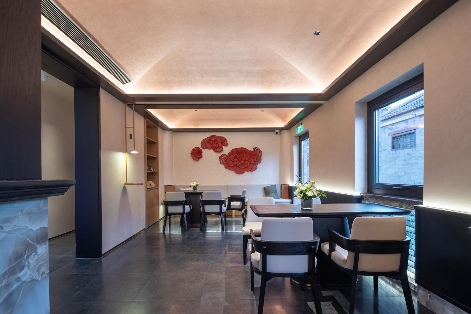 Happy Dragon Courtyard- Newly Renovated With French Windows, Near Tian'anmen Forbidden City,lama Temple And Heaven Temple, 3minutes Walk From Subway,fluent Speaking With Tourist Sights Tickets Service ,free Coffee &laundry Service 5* Beijing