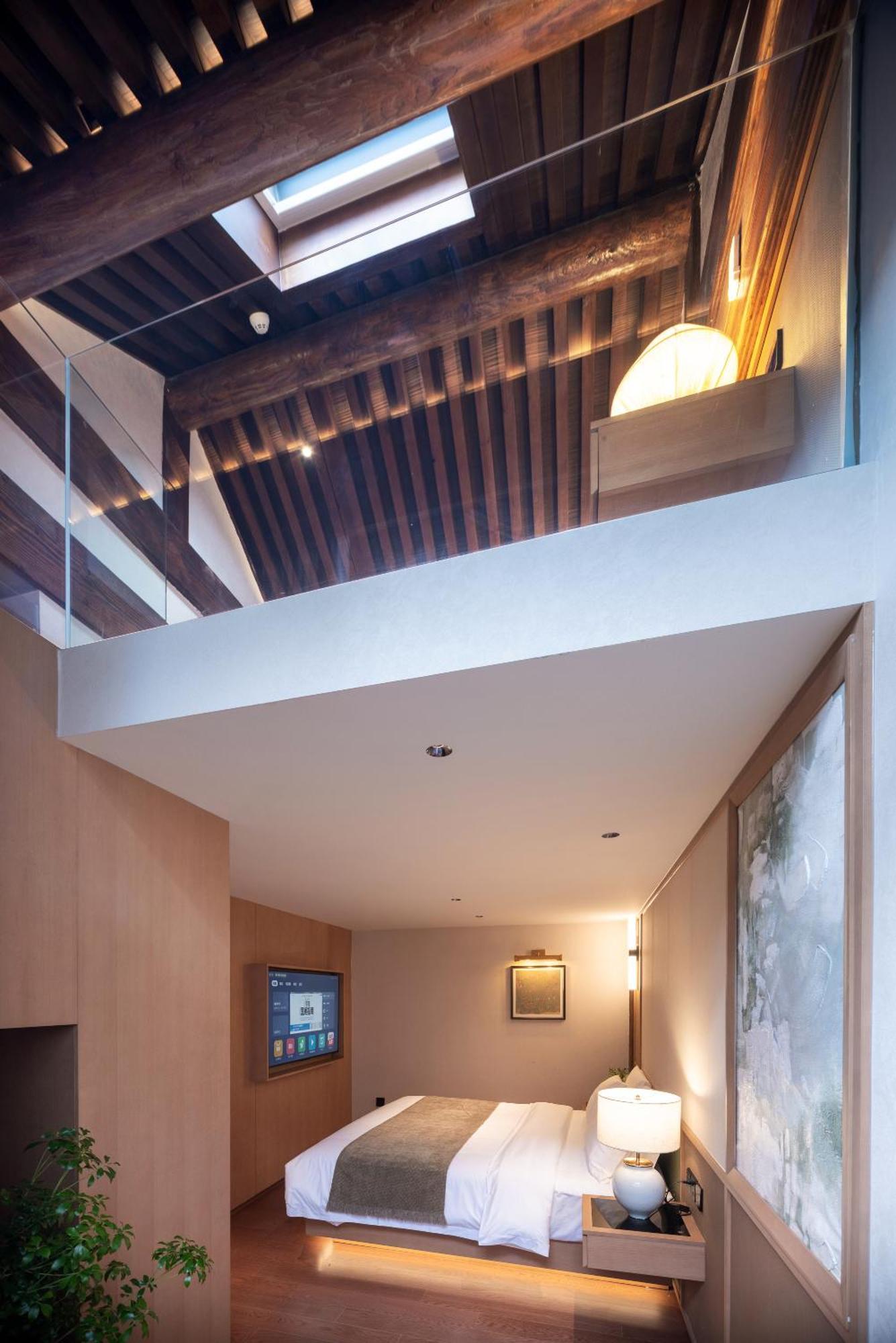 Hotel Happy Dragon Courtyard- Newly Renovated With French Windows, Near Tian'anmen Forbidden City,lama Temple And Heaven Temple, 3minutes Walk From Subway,fluent Speaking With Tourist Sights Tickets Service ,free Coffee &laundry Service