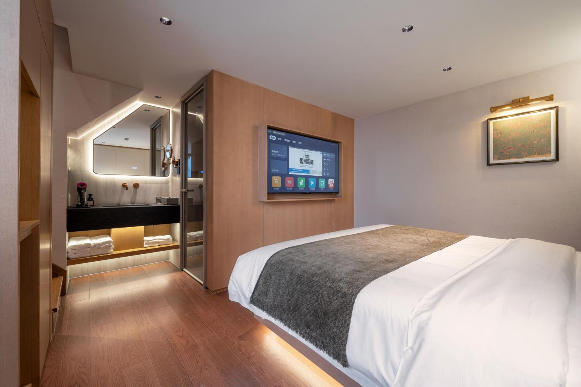 Happy Dragon Courtyard- Newly Renovated With French Windows, Near Tian'anmen Forbidden City,lama Temple And Heaven Temple, 3minutes Walk From Subway,fluent Speaking With Tourist Sights Tickets Service ,free Coffee &laundry Service 5*