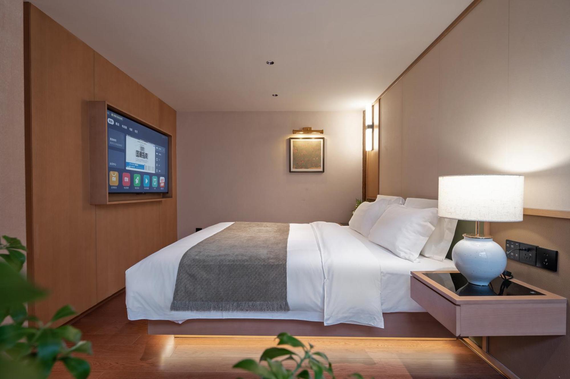 Happy Dragon Courtyard- Newly Renovated With French Windows, Near Tian'anmen Forbidden City,lama Temple And Heaven Temple, 3minutes Walk From Subway,fluent Speaking With Tourist Sights Tickets Service ,free Coffee &laundry Service Beijing