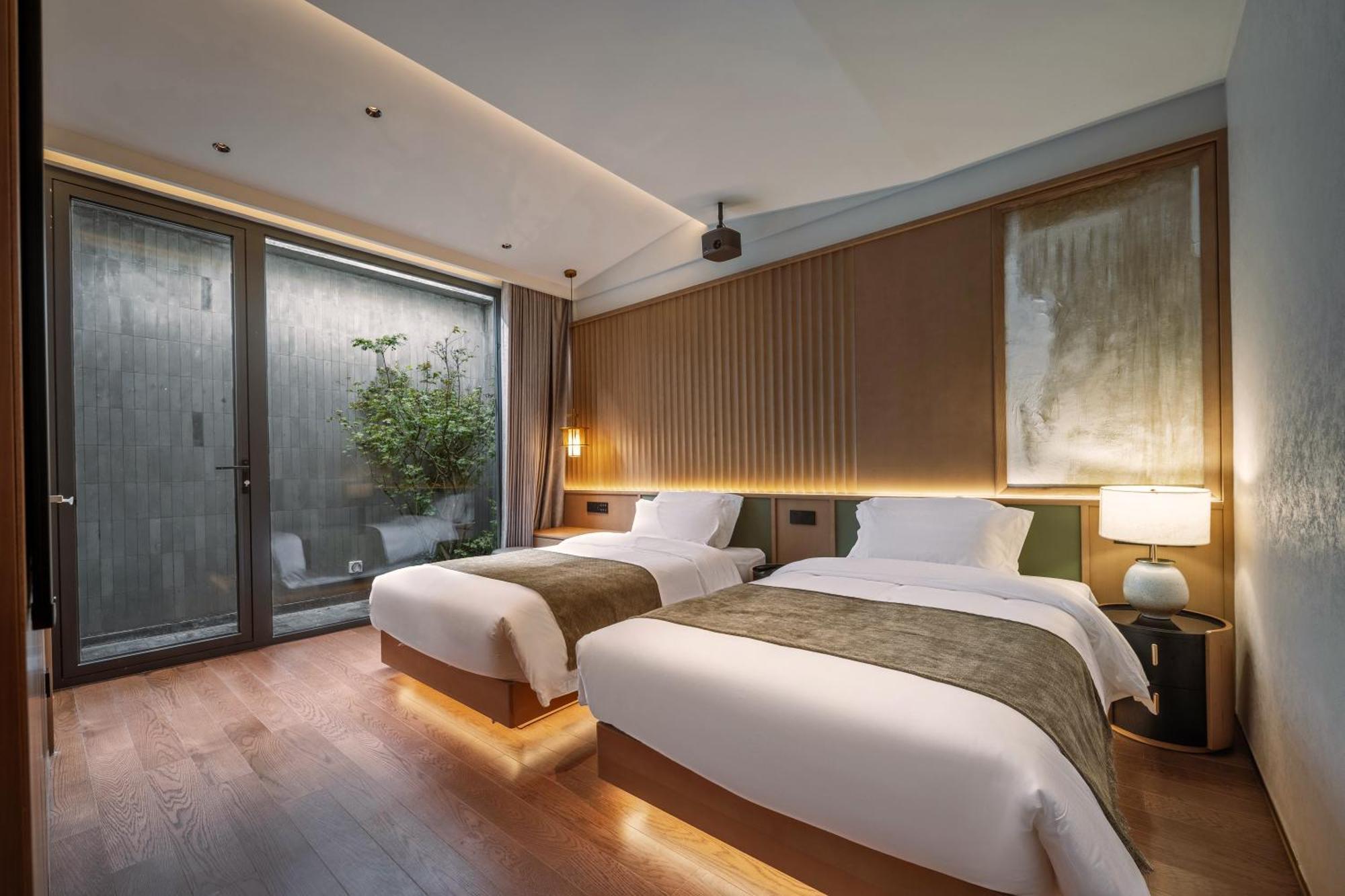 Happy Dragon Courtyard- Newly Renovated With French Windows, Near Tian'anmen Forbidden City,lama Temple And Heaven Temple, 3minutes Walk From Subway,fluent Speaking With Tourist Sights Tickets Service ,free Coffee &laundry Service