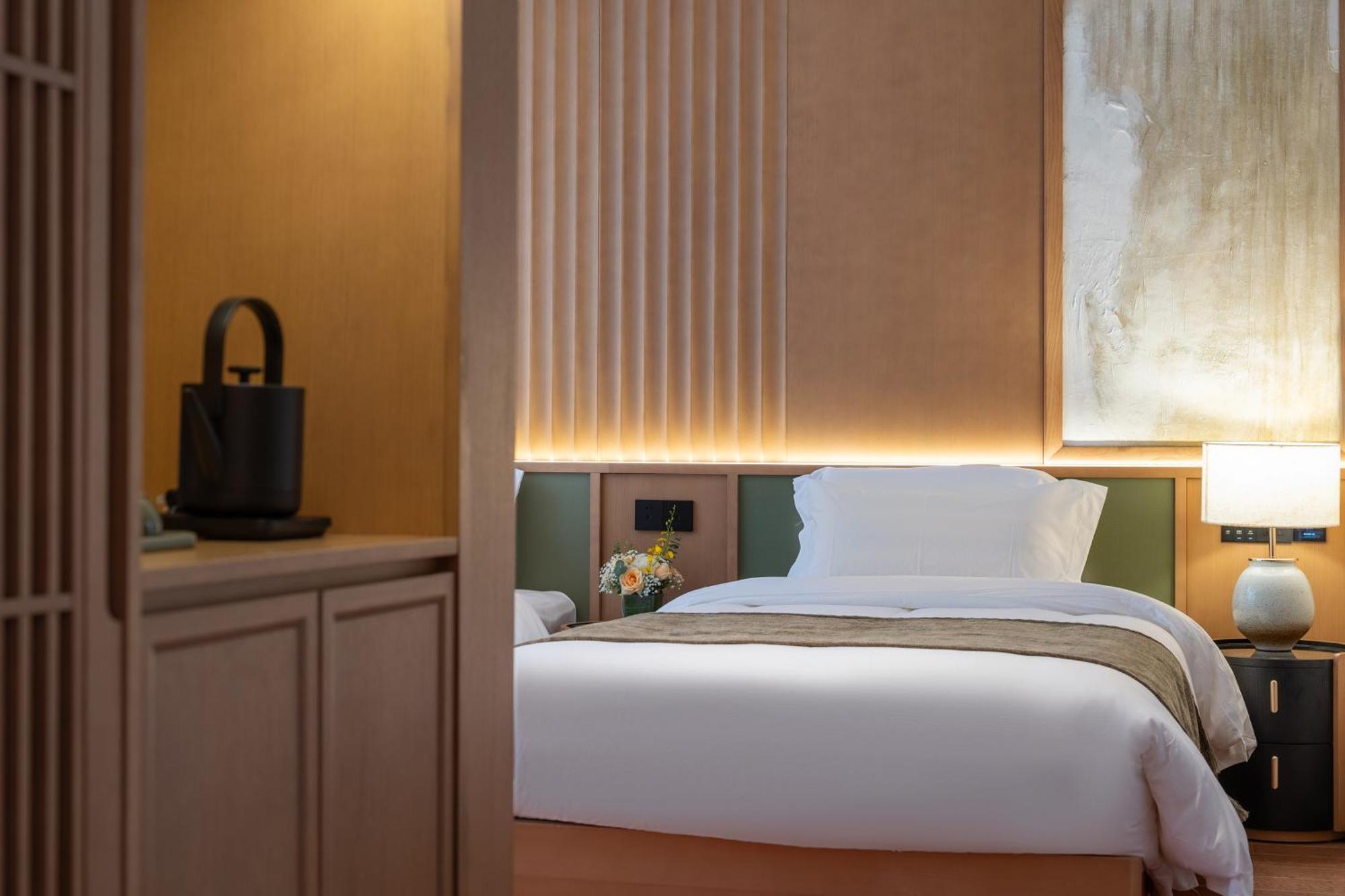 Happy Dragon Courtyard- Newly Renovated With French Windows, Near Tian'anmen Forbidden City,lama Temple And Heaven Temple, 3minutes Walk From Subway,fluent Speaking With Tourist Sights Tickets Service ,free Coffee &laundry Service Hotel 5*