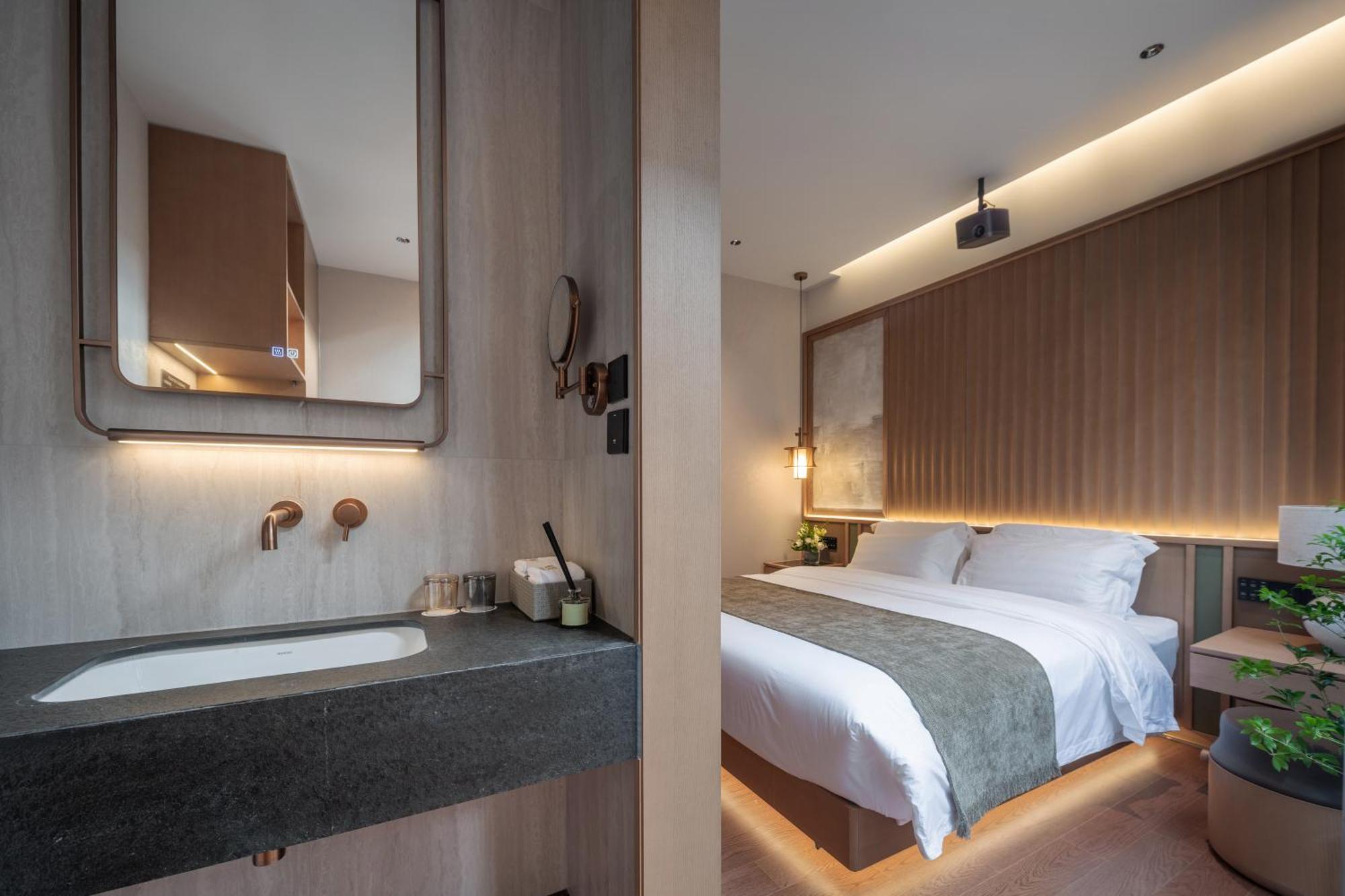 Happy Dragon Courtyard- Newly Renovated With French Windows, Near Tian'anmen Forbidden City,lama Temple And Heaven Temple, 3minutes Walk From Subway,fluent Speaking With Tourist Sights Tickets Service ,free Coffee &laundry Service Beijing