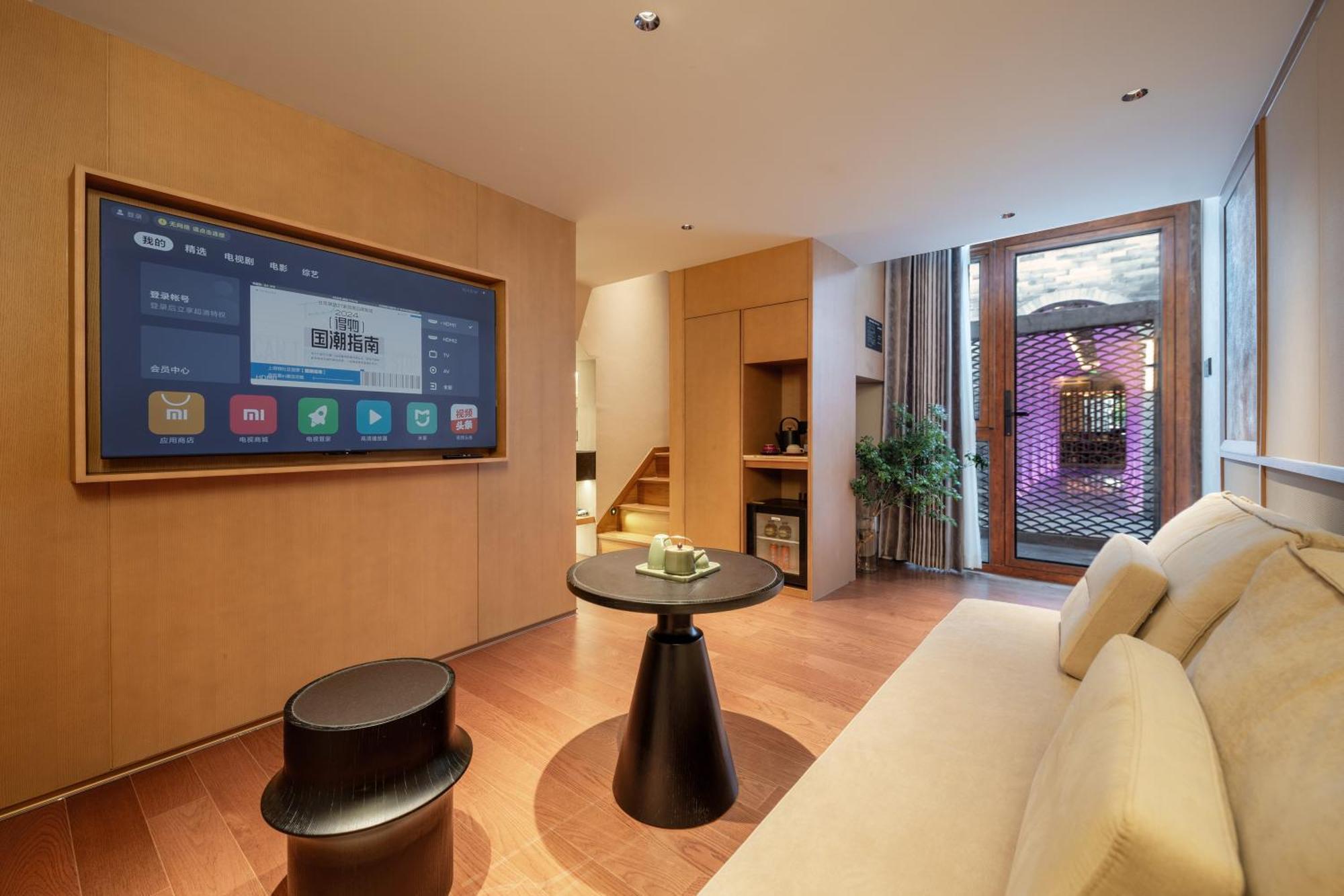 Happy Dragon Courtyard- Newly Renovated With French Windows, Near Tian'anmen Forbidden City,lama Temple And Heaven Temple, 3minutes Walk From Subway,fluent Speaking With Tourist Sights Tickets Service ,free Coffee &laundry Service Hotel Beijing