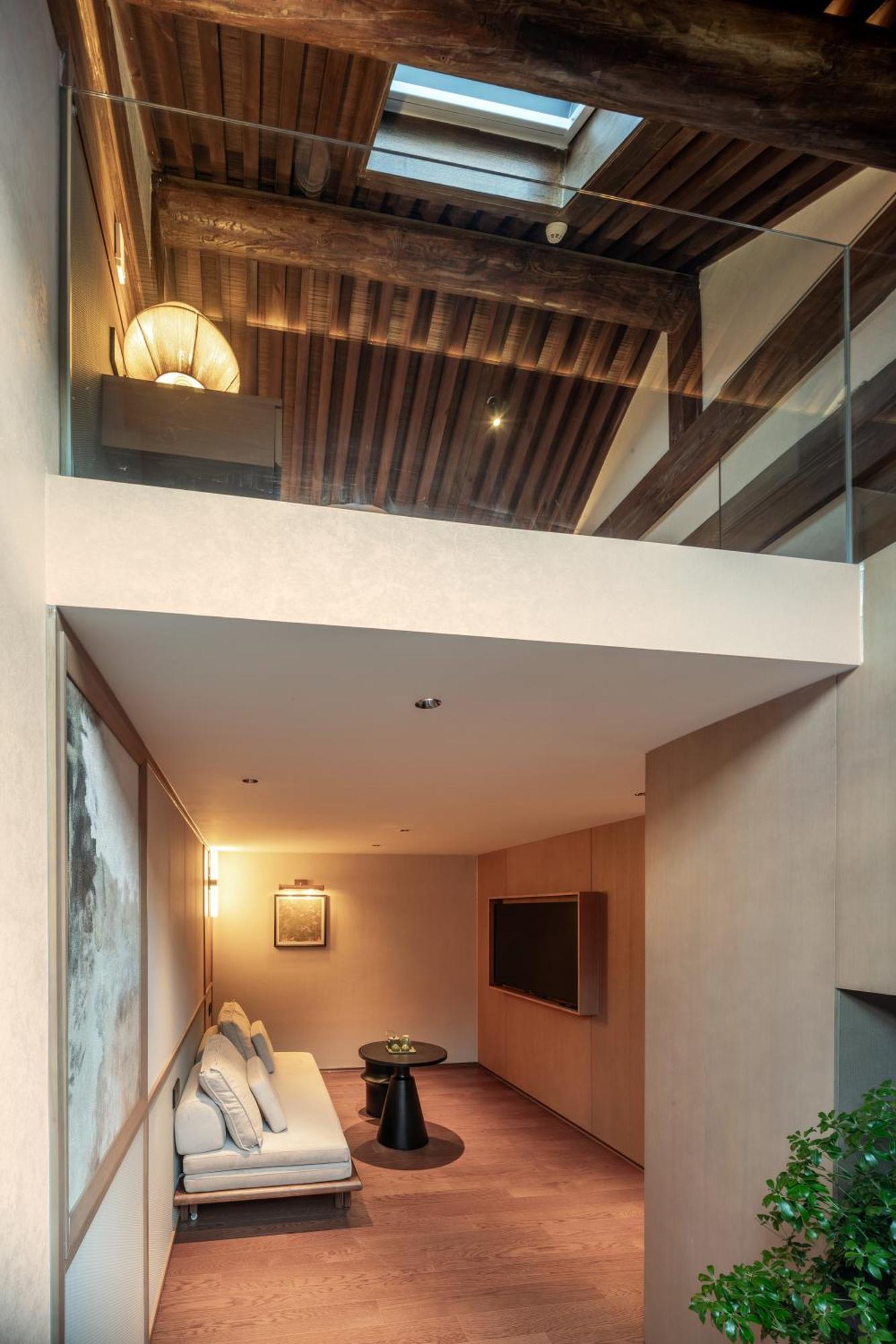 Happy Dragon Courtyard- Newly Renovated With French Windows, Near Tian'anmen Forbidden City,lama Temple And Heaven Temple, 3minutes Walk From Subway,fluent Speaking With Tourist Sights Tickets Service ,free Coffee &laundry Service Beijing