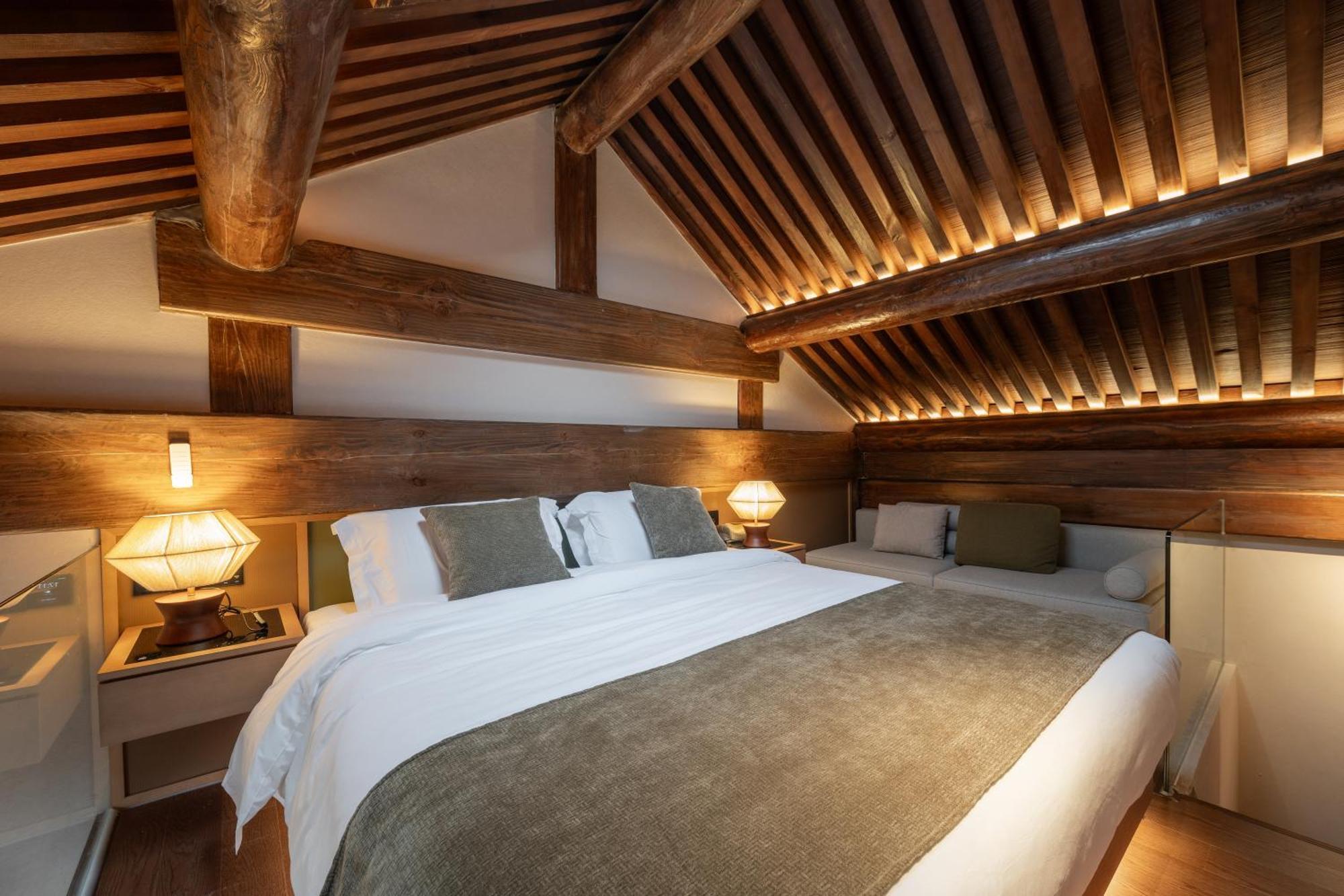 Happy Dragon Courtyard- Newly Renovated With French Windows, Near Tian'anmen Forbidden City,lama Temple And Heaven Temple, 3minutes Walk From Subway,fluent Speaking With Tourist Sights Tickets Service ,free Coffee &laundry Service