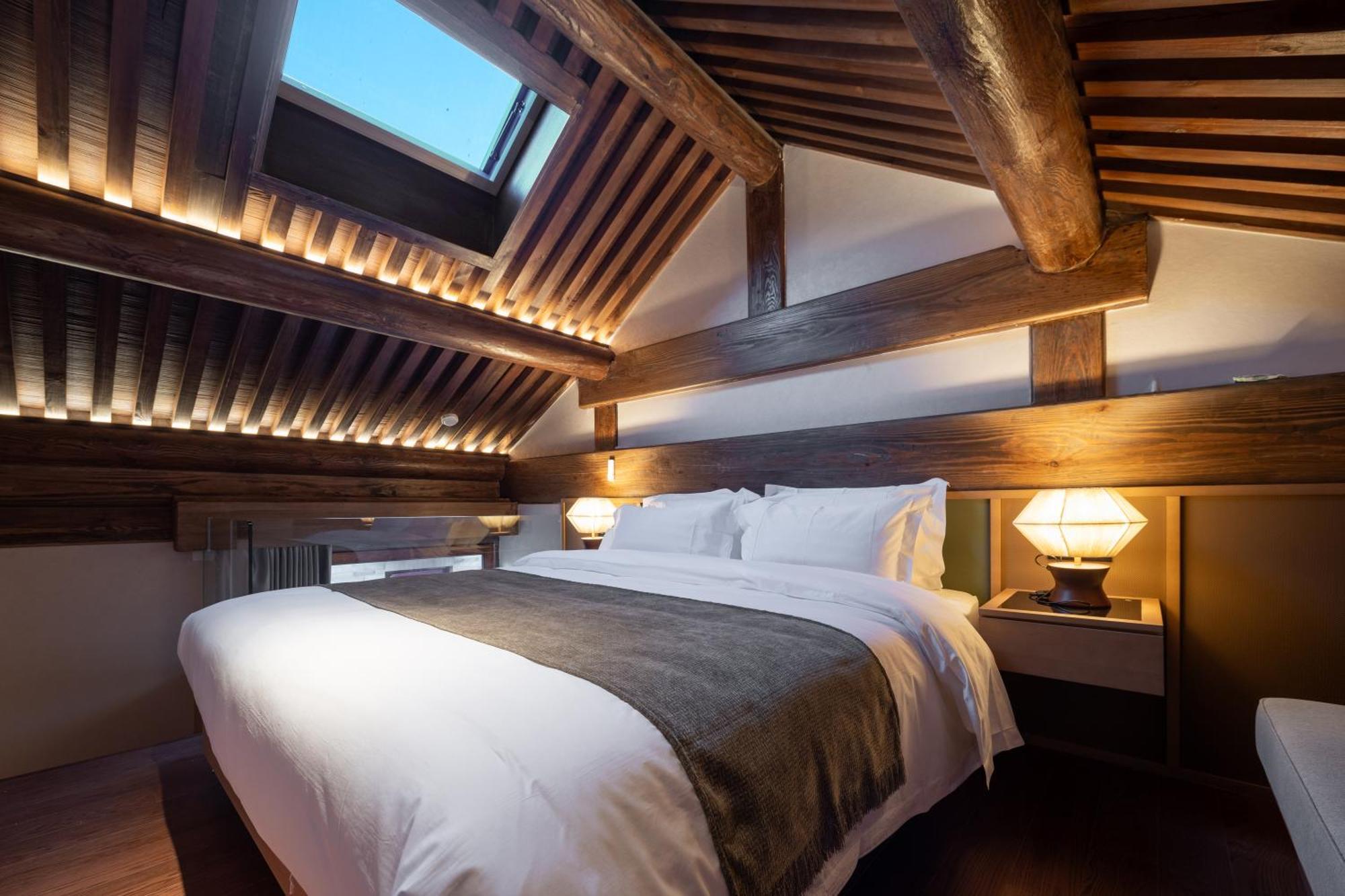 Happy Dragon Courtyard- Newly Renovated With French Windows, Near Tian'anmen Forbidden City,lama Temple And Heaven Temple, 3minutes Walk From Subway,fluent Speaking With Tourist Sights Tickets Service ,free Coffee &laundry Service Hotel