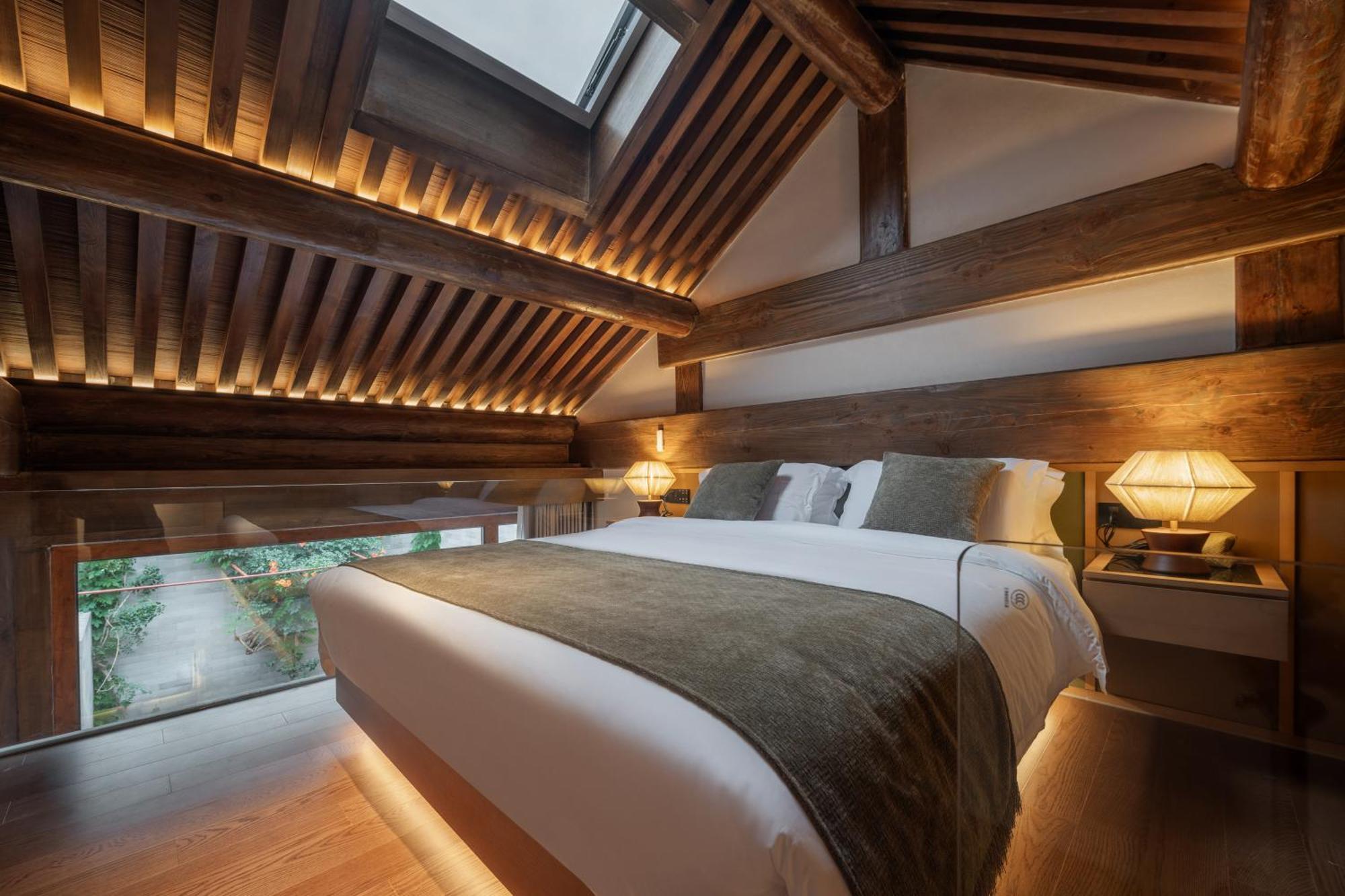 Happy Dragon Courtyard- Newly Renovated With French Windows, Near Tian'anmen Forbidden City,lama Temple And Heaven Temple, 3minutes Walk From Subway,fluent Speaking With Tourist Sights Tickets Service ,free Coffee &laundry Service Hotel 5*