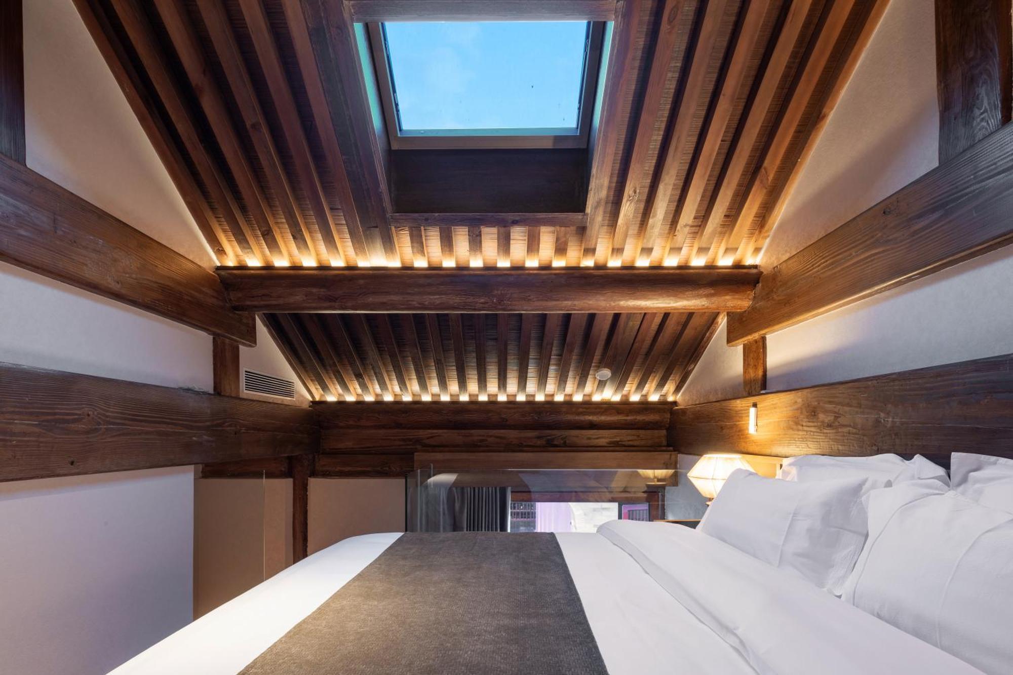 Happy Dragon Courtyard- Newly Renovated With French Windows, Near Tian'anmen Forbidden City,lama Temple And Heaven Temple, 3minutes Walk From Subway,fluent Speaking With Tourist Sights Tickets Service ,free Coffee &laundry Service Hotel