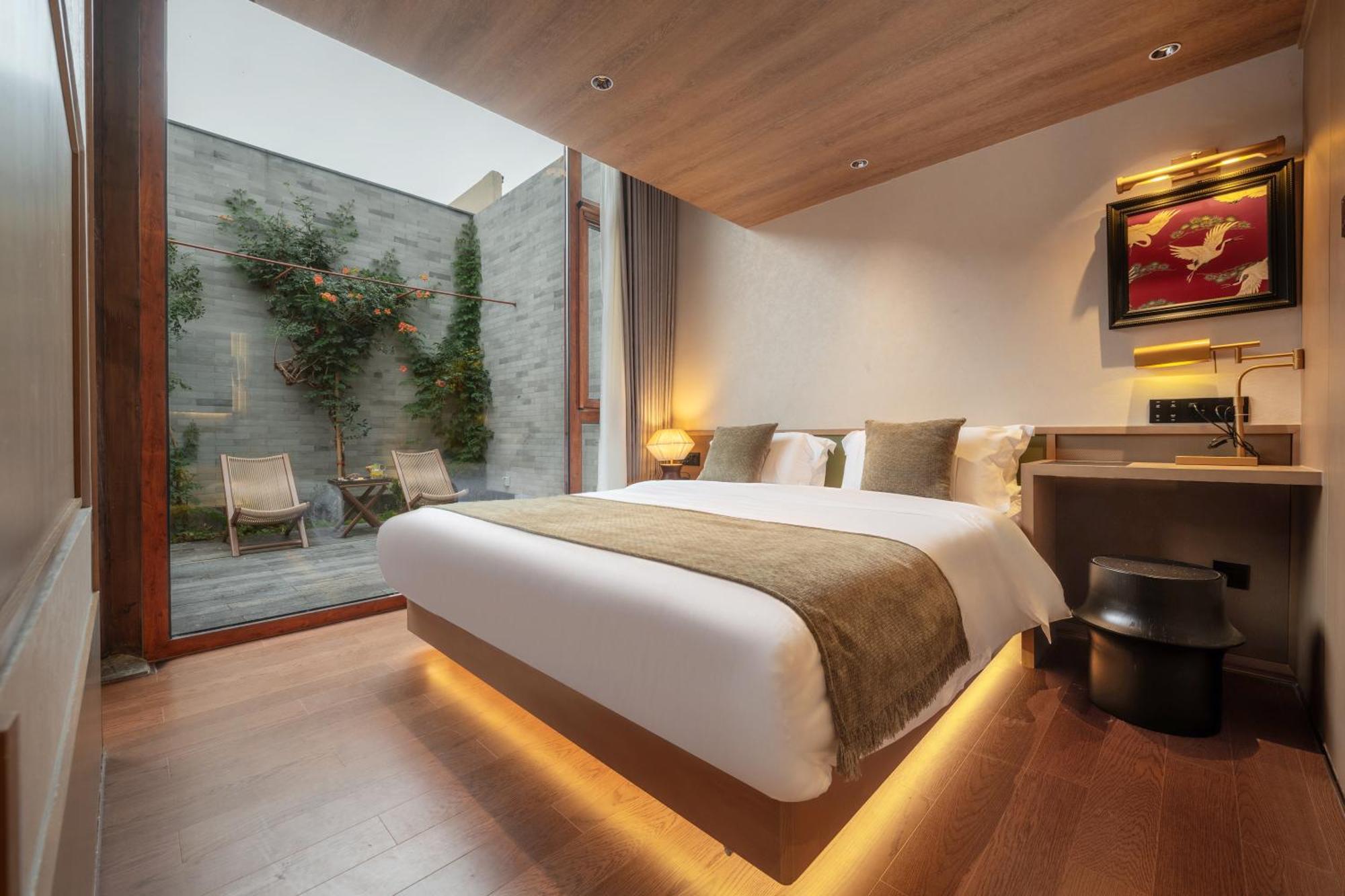 Happy Dragon Courtyard- Newly Renovated With French Windows, Near Tian'anmen Forbidden City,lama Temple And Heaven Temple, 3minutes Walk From Subway,fluent Speaking With Tourist Sights Tickets Service ,free Coffee &laundry Service 5*