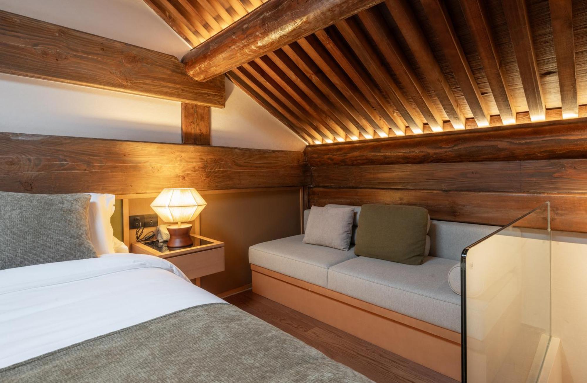 Hotel Happy Dragon Courtyard- Newly Renovated With French Windows, Near Tian'anmen Forbidden City,lama Temple And Heaven Temple, 3minutes Walk From Subway,fluent Speaking With Tourist Sights Tickets Service ,free Coffee &laundry Service