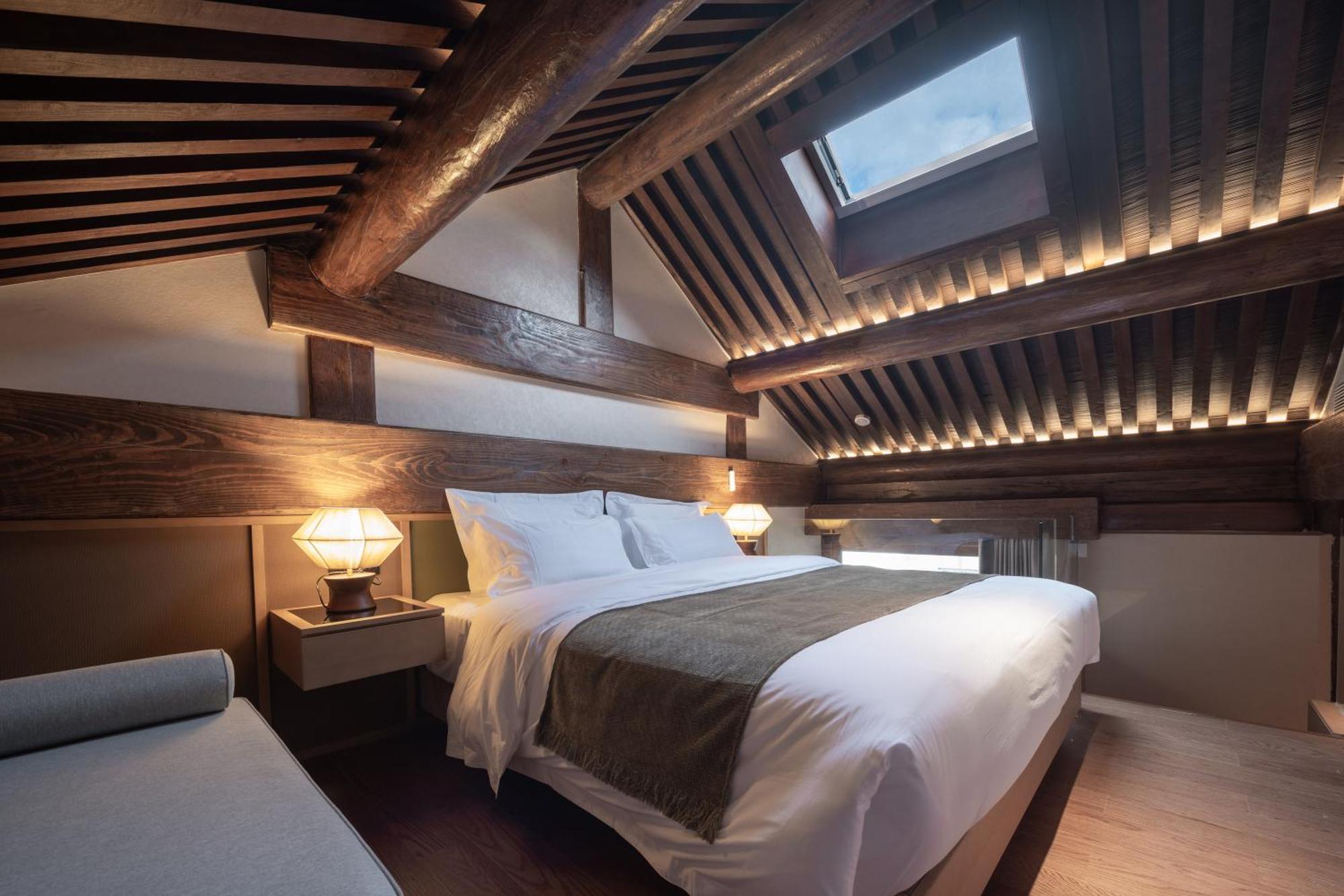 Happy Dragon Courtyard- Newly Renovated With French Windows, Near Tian'anmen Forbidden City,lama Temple And Heaven Temple, 3minutes Walk From Subway,fluent Speaking With Tourist Sights Tickets Service ,free Coffee &laundry Service Hotel