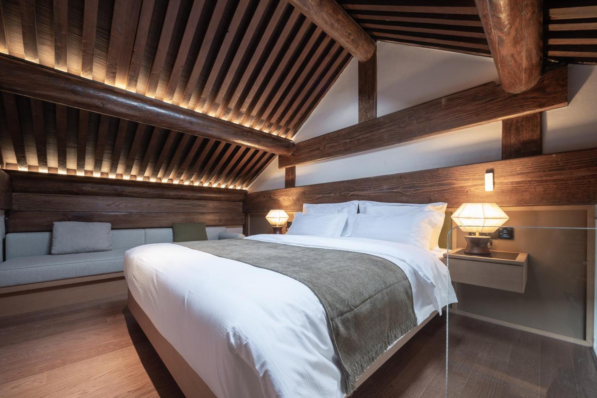 Hotel Happy Dragon Courtyard- Newly Renovated With French Windows, Near Tian'anmen Forbidden City,lama Temple And Heaven Temple, 3minutes Walk From Subway,fluent Speaking With Tourist Sights Tickets Service ,free Coffee &laundry Service Beijing