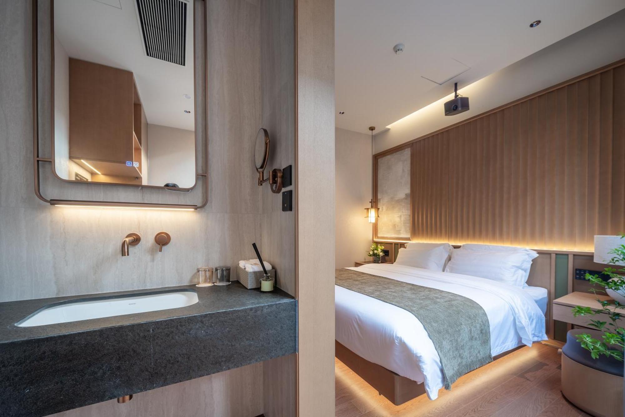 Happy Dragon Courtyard- Newly Renovated With French Windows, Near Tian'anmen Forbidden City,lama Temple And Heaven Temple, 3minutes Walk From Subway,fluent Speaking With Tourist Sights Tickets Service ,free Coffee &laundry Service Hotel